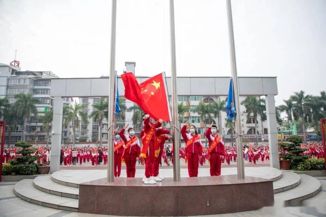 朝地上随意扔一根周长1米的环形软绳，绳子包围的面积平均能有多大？游戏画面
